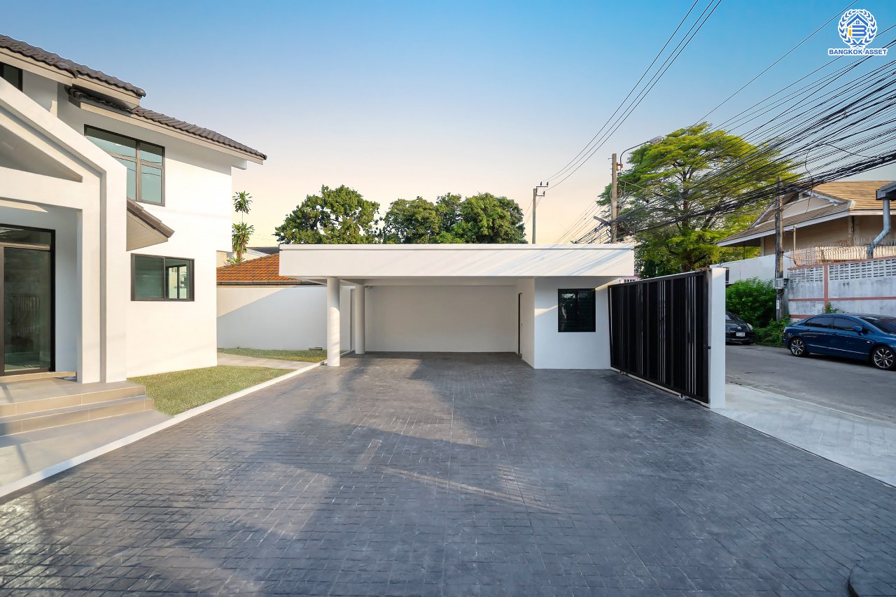 บ้านมือสองตกแต่งใหม่ ดีไซน์สวย โครงการ ลาดพร้าว130 ลาดพร้าว หลังใหญ่ถึง 154 ตร.ว. ฟังก์ชัน 4 ห้องนอน 5 ห้องน้ำ 1 ห้องแม่บ้าน จอดรถได้ 2 คัน พื้นที่ใช้สอยกว่า 589 ตร.ม. รองรับทุกกิจกรรม บนทำเลเชื่อมต่อหลายเส้นทาง อาทิ ถนนรัชดาภิเษก, ถนนเสรีไทย, ถนนรามคำแหง ใกล้จุดขึ้นทางด่วน "ฉลองรัช" ใกล้รถไฟฟ้าสายสีเหลือง "สถานีลาดพร้าว101" และรถไฟฟ้าสายสีส้ม "หัวหมาก"